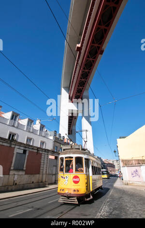 Le Tram 15 en vertu de la Ponte 25 de Abril pont suspendu, Lisbonne, Portugal. Banque D'Images