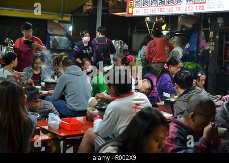 La nourriture et les jeux, à Wuhu Night Market à Kaohsiung, Taiwan Banque D'Images