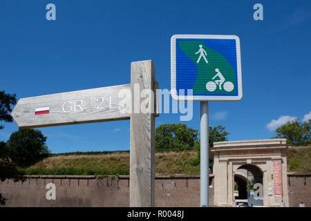 France, Normandie, Seine Maritime, Le Havre, jardins suspendus, Fort de Sainte Adresse, GR21 et panneau indicateur panneau piéton/cycliste Banque D'Images