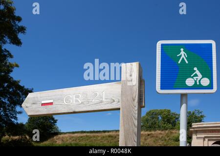 France, Normandie, Seine Maritime, Le Havre, jardins suspendus, Fort de Sainte Adresse, GR21 et panneau indicateur panneau piéton/cycliste Banque D'Images