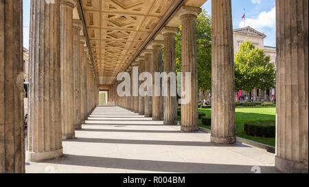 Piliers Colonnade à Berlin, Allemagne, low angle photo, image de fond. Banque D'Images