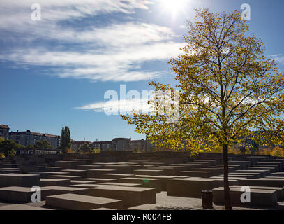 Le musée commémoratif de l'holocauste juif à Berlin, en Allemagne, contre un ciel bleu sur une journée ensoleillée, papier peint. Banque D'Images