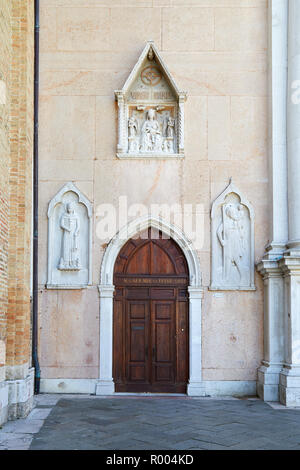 Venise, l'Académie des beaux-arts immeuble ancien avec des sculptures en bois et en Italie portail Banque D'Images