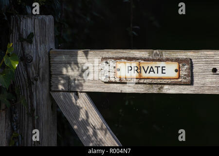 Un panneau privé sur une vieille porte en bois