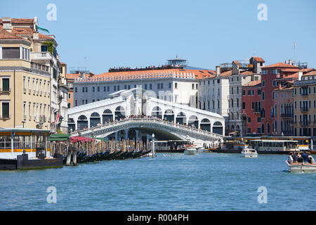 Venise, Italie - 13 août 2017 : le pont du Rialto et le Grand Canal avec les gens dans un jour d'été ensoleillé Banque D'Images