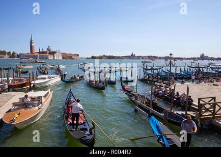 Venise, Italie - 13 août 2017 : Grand Canal avec les gens et les touristes en cabine dans un beau jour d'été à Venise, Italie Banque D'Images