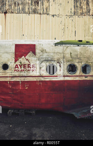 Un avion cargo Polar Ayers vintage maintenant désaffectée à gauche du fuselage en Islande. Banque D'Images