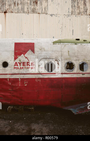 Un avion cargo Polar Ayers vintage maintenant désaffectée à gauche du fuselage en Islande. Banque D'Images