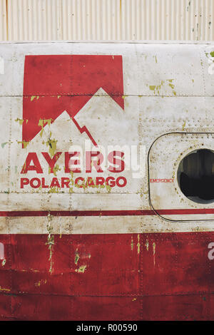 Un avion cargo Polar Ayers vintage maintenant désaffectée à gauche du fuselage en Islande. Banque D'Images