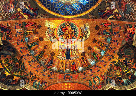 KRONSTADT, RUSSIE - 6 janvier 2015 : néo-byzantin de l'intérieur décoration de la Cathédrale Orthodoxe Russe de la Marine de Saint Nicholas. Tableaux religieux Banque D'Images