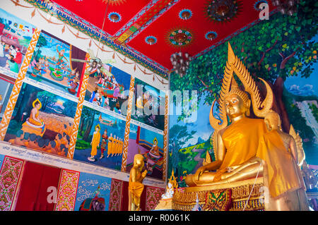 KOH SAMUI, THAÏLANDE - 26 avril 2014 : beau plafond de l'un des temples bouddhistes au temple Wat Plai Laem dans l'île de villégiature. La conception intègre elem Banque D'Images