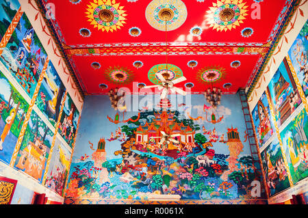 KOH SAMUI, THAÏLANDE - 26 avril 2014 : beau plafond de l'un des temples bouddhistes au temple Wat Plai Laem dans l'île de villégiature. La conception intègre elem Banque D'Images