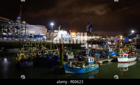 Le carrossage, Vieux Portsmouth quai de pêche de nuit avec spinnaker tower dans l'arrière-plan Banque D'Images