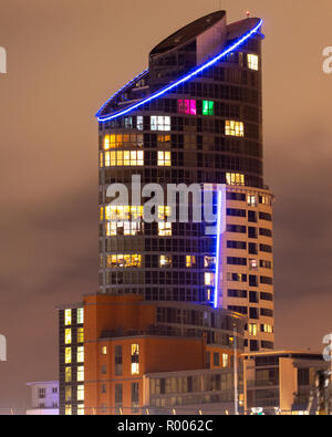 East side plaza 'la tour rouge à lèvres' GUNWHARF QUAYS de Portsmouth, une tour moderne de nuit Banque D'Images