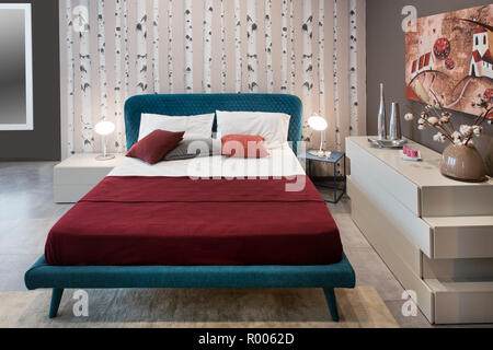 Concept de conception de chambre à coucher avec lit bleu vintage, les bouleaux de la décoration et du mobilier de style Banque D'Images