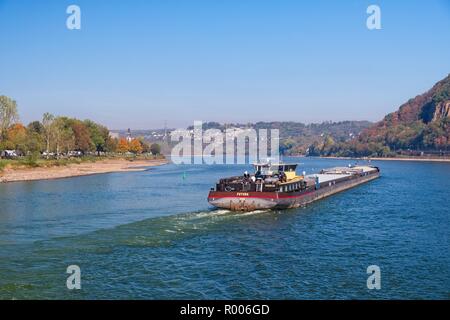 BARGE DOUBLE LONGUEUR SORTANT DE LA MOSELLE SUR LE RHIN, Coblence, Allemagne Banque D'Images