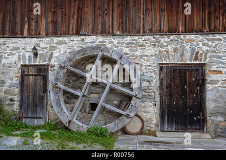 Un fragment de le mur de maçonnerie de l'ancien moulin maison. Banque D'Images