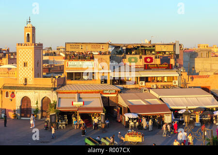 MARRAKECH, MAROC - Apr 27, 2016 : la mosquée et des restaurants avec les touristes sur la place Djemaa-el-Fna de Marrakech Banque D'Images