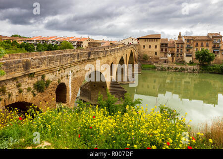 Puente la Reina (pont de la Reine) pont sur l'Arga. Navarre, Espagne Banque D'Images