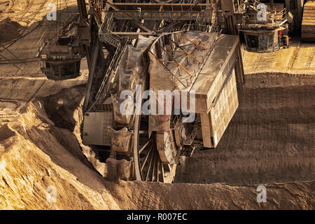 Roue-pelle énorme pour l'exploitation minière de charbon brun dans une mine à ciel ouvert. Banque D'Images