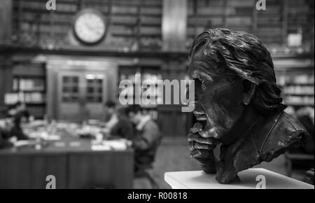 Un buste du regretté Sir Ken Dodd est dévoilé à l'endroit préféré du comédien, la salle de lecture Picton, à la bibliothèque centrale de Liverpool. Banque D'Images