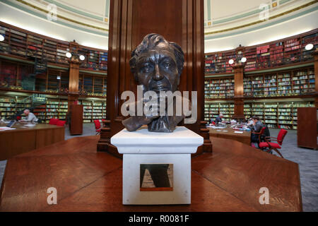 Un buste du regretté Sir Ken Dodd est dévoilé à l'endroit préféré du comédien, la salle de lecture Picton, à la bibliothèque centrale de Liverpool. Banque D'Images