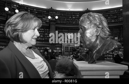 **IMAGE CONVERTIE EN B&amp;W COULEUR DE Dame** Dodd, dévoile un buste de feu son mari Sir Ken Dodd à l'humoriste&OCIRC;Otilde &s;&préférés Otilde ; repérer le Picton Salle de lecture, bibliothèque centrale de Liverpool. Banque D'Images