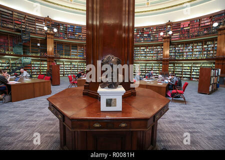 Un buste de feu Sir Ken Dodd est dévoilé à l'humoriste&Otilde;s des lieux favoris, le Picton Salle de lecture, bibliothèque centrale de Liverpool. Banque D'Images