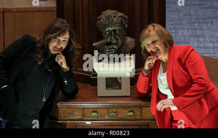 Sculpteur Jane Robbins avec Lady Dodd au dévoilement du buste de feu Sir Ken Dodd à l'humoriste&Otilde;s des lieux favoris, le Picton Salle de lecture, bibliothèque centrale de Liverpool. Banque D'Images