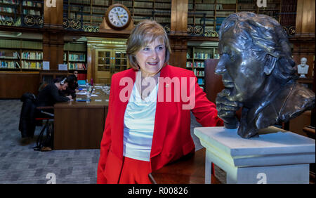 Lady Dodd dévoile un buste de son défunt mari Sir Ken Dodd à l'endroit « préféré » du comédien, The Picton Reading Room, Liverpool Central Library. Banque D'Images