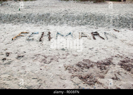 "Fehmarn' écrit dans le sable à l'aide des pierres Banque D'Images