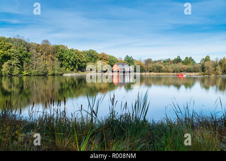 Le café et restaurant au bord du lac Llandrindod Wells Powys Pays de Galles au Royaume-Uni. Octobre 2018. Banque D'Images