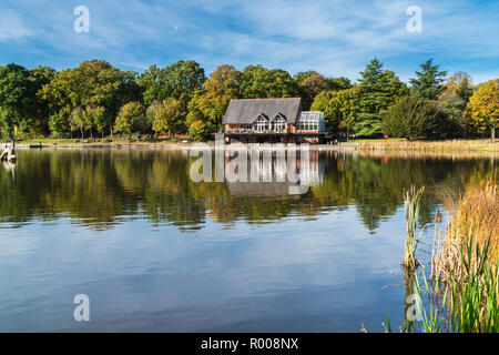 Le café et restaurant au bord du lac Llandrindod Wells Powys Pays de Galles au Royaume-Uni. Octobre 2018. Banque D'Images