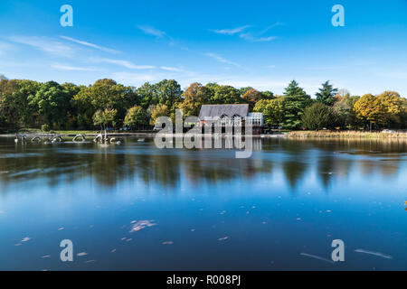 Le café et restaurant au bord du lac Llandrindod Wells Powys Pays de Galles au Royaume-Uni. Octobre 2018. Banque D'Images