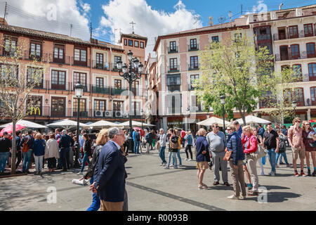 Tolède, Espagne - 27 avril 2018 - touristes flânant tranquillement sur la place principale de Tolède un jour de printemps Banque D'Images