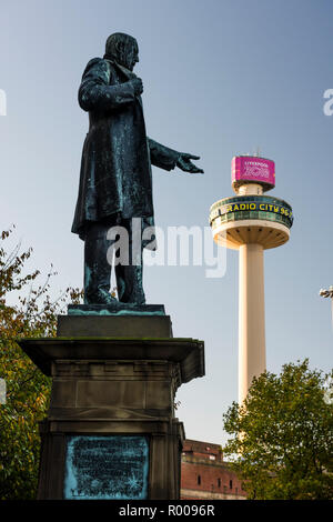 Statue de Sir Arthur Bower Forwood avec Radio City Tower, Liverpool, Merseyside, Angleterre Banque D'Images