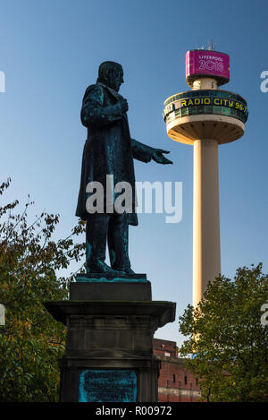 Statue de Sir Arthur Bower Forwood avec Radio City Tower, Liverpool, Merseyside, Angleterre Banque D'Images