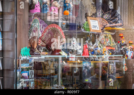 Tolède, Espagne - 28 Avril 2018 : Vitrine d'une boutique de souvenirs dans le centre historique de la ville un jour de printemps Banque D'Images