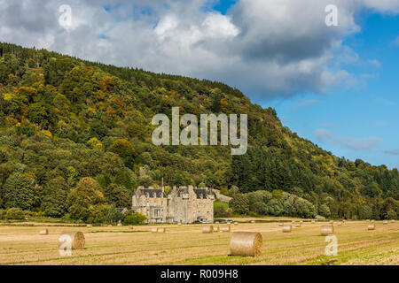 Castle Menzies en automne, à travers un champ de ferme près de Aberfeldy, Perthshire Banque D'Images