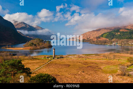 Glenfinnan Monument et Loch Shiel à l'aube, à la route des îles Britanniques, les Highlands écossais Banque D'Images