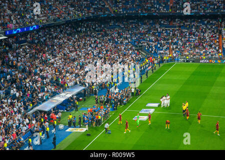 Posant des footballeurs avant match de football. Ligue des Champions, Santiago Bernabeu, Madrid, Espagne. Banque D'Images