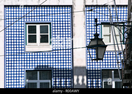 Sol carrelé la façade de l'immeuble sur la Rua da Madalena dans le quartier de Baixa, Lisbonne, Portugal. Banque D'Images