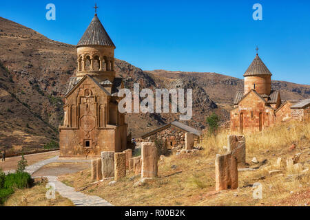 Monastère de Noravank complexe construit sur corniche de gorge étroite. Lieu historique et touristique. L'Arménie Banque D'Images