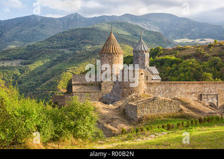 Ancien monastère dans le coucher du soleil. Tatev. L'Arménie Banque D'Images