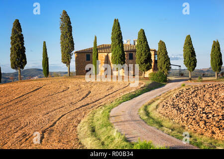 Beau paysage rural avec la maison en pierre, cyprès et un chemin de torsion, Toscane, Italie Banque D'Images