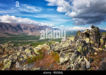 Vue sur la montagne et Rai-Iz le sanglot River dans l'Oural polaire sur une journée ensoleillée, Yamal, Russie Banque D'Images