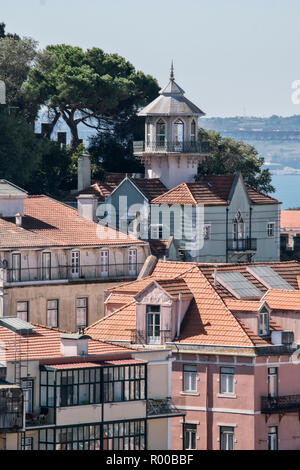 Vue de bâtiments de l'Miradouro Sophia de Mello Breyner Andresen vue dans le quartier d'Alfama, Lisbonne, Portugal. Banque D'Images