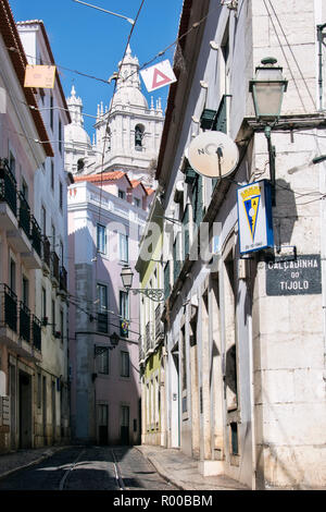 Street dans le quartier d'Alfama, Lisbonne, Portugal. Banque D'Images