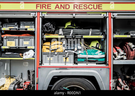 Service de secours et d'incendie fire compartiments moteur avec des équipements de lutte contre les incendies et de sauvetage des peuples Banque D'Images