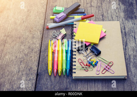 Les fournitures scolaires sur l'ancien fond de bois Banque D'Images